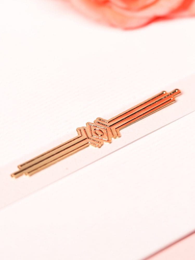 15217864431_lacre_alice_7811939_1_62de6de83062a8c4c319331eca29818c.jpg Lacre Alice - Imagem 1