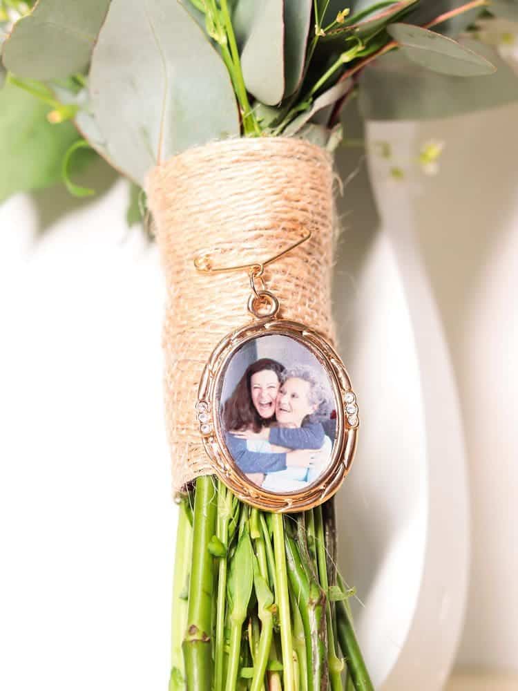 15217865709_relicario_oval_para_lapela_7811999_3_e9ac122ff28636bb1d3afbd234b93aa0.jpg Relicário Oval para lapela - Imagem 1