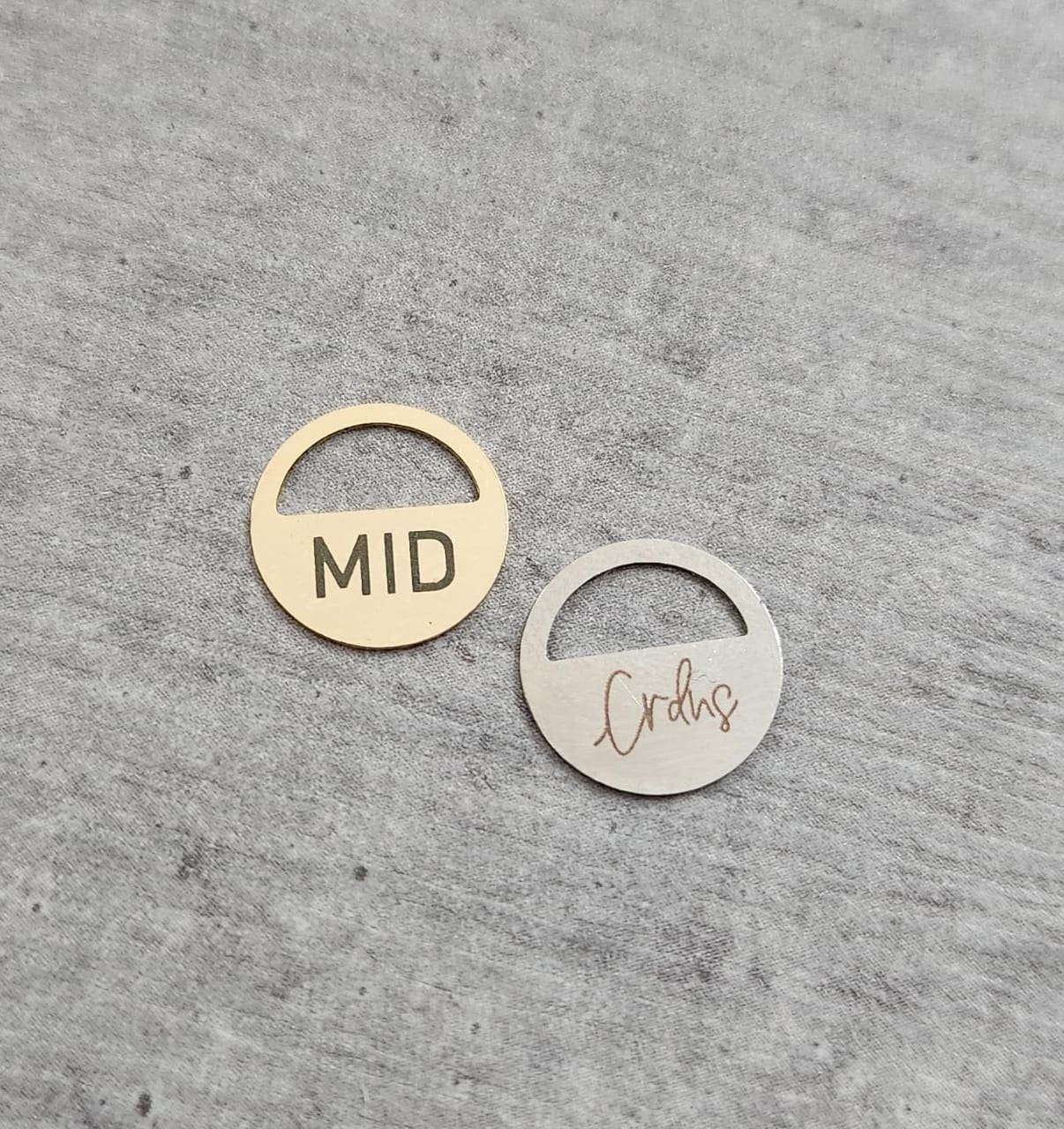 15217866856_etiqueta_redonda_1_2_cm_com_passante_gravacao_a_laser_150_unidades_7812017_2_bdcf08aa8759af7561.jpeg Etiqueta Redonda 1,2 cm com passante - Linha Laser - Imagem 1