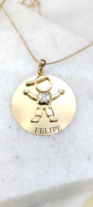 Colar Placa Menino com Zirônia
