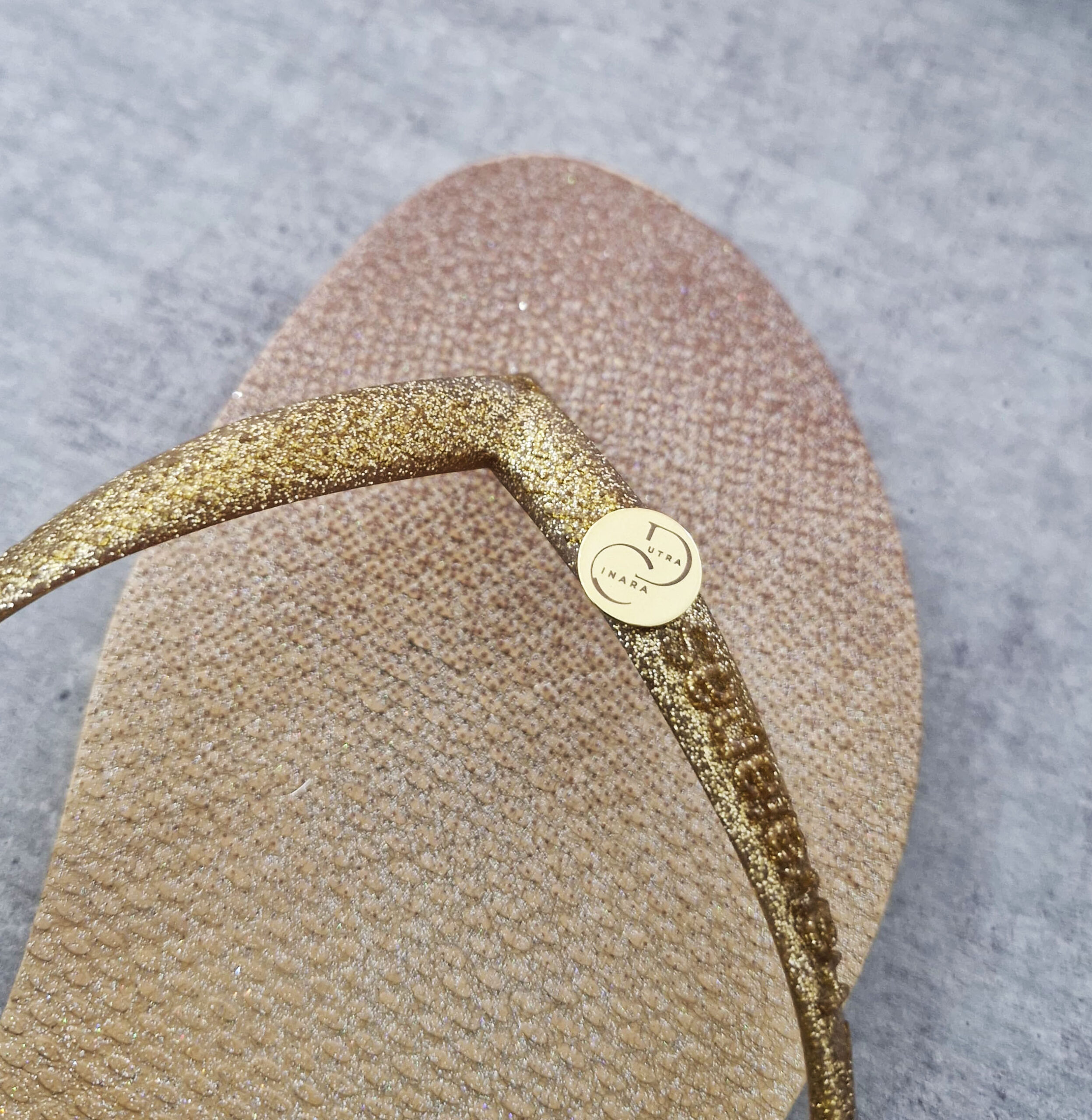 laser - dourado (5) Pin de chinelo 1,2 cm - Linha Laser - à partir de 30 unidades - Imagem 1