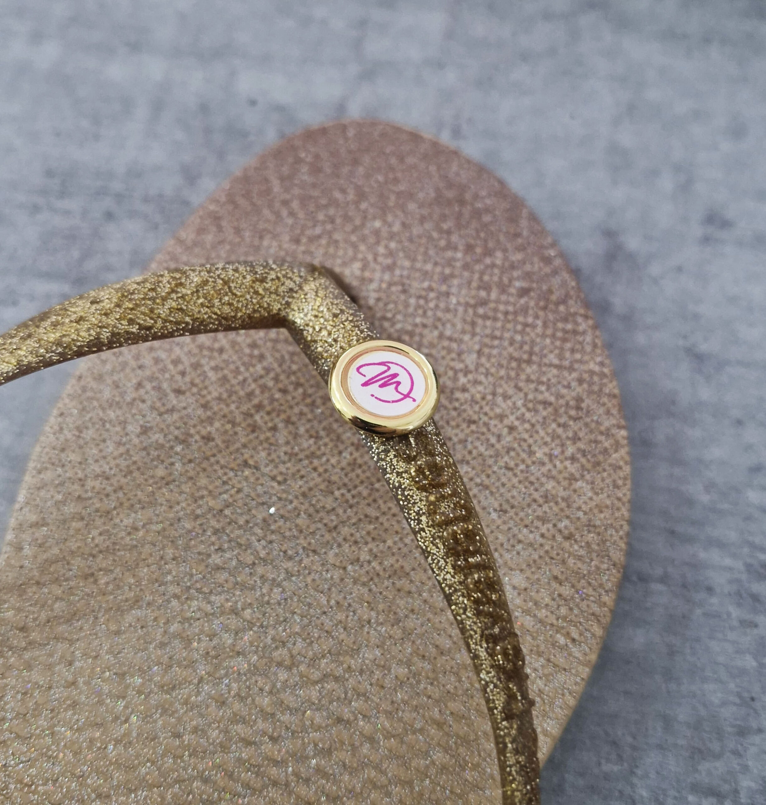 resina - dourado (2) Pin de chinelo 1,5 cm - Linha Resina - à partir de 40 unidades - Imagem 1