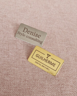 Broche Personalizado 5,0 x 2,0cm com gravação à laser - à partir de 1 unidade