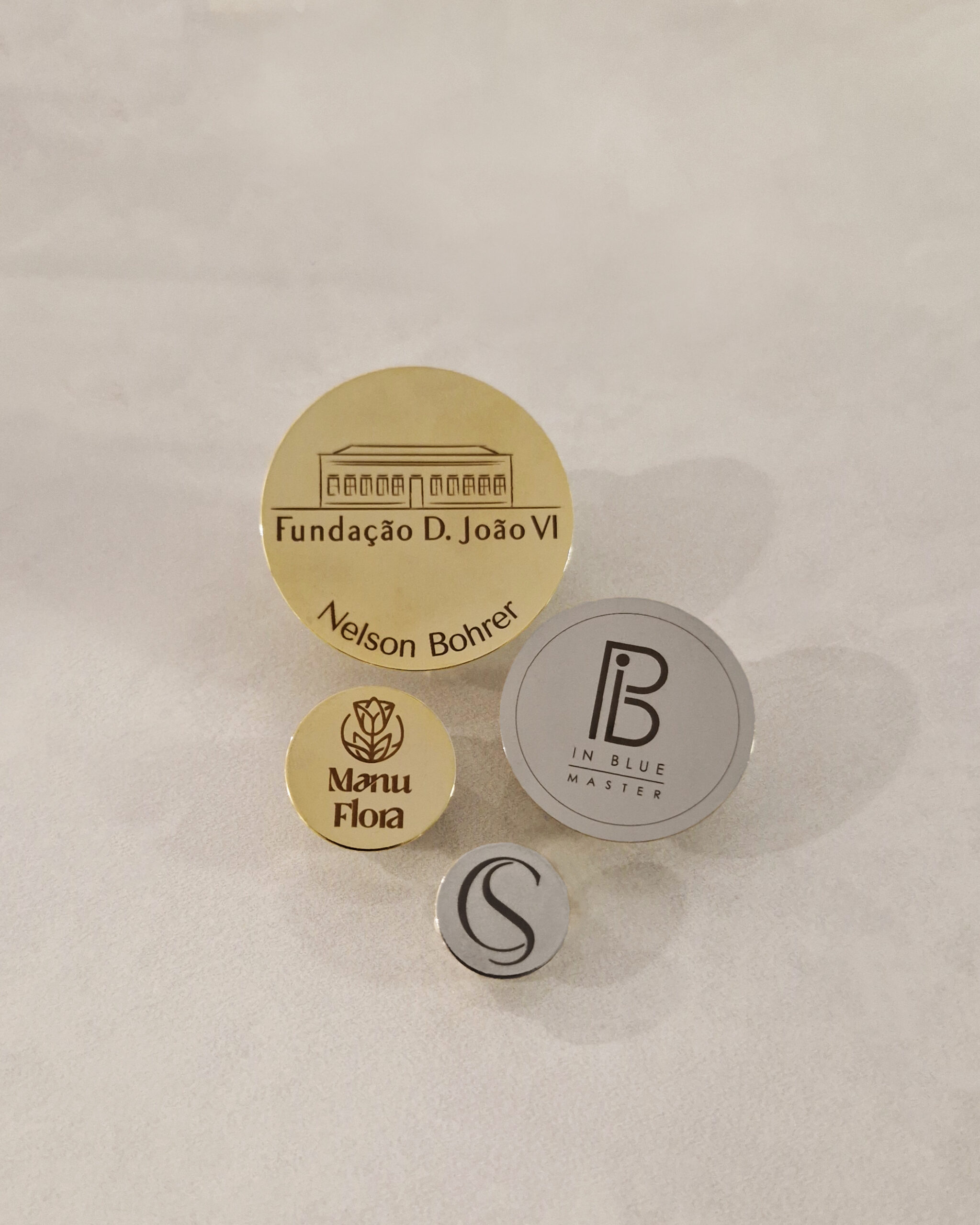 - todos juntos (2) Broche Personalizado com gravação à laser - à partir de 50 unidades - Imagem 1