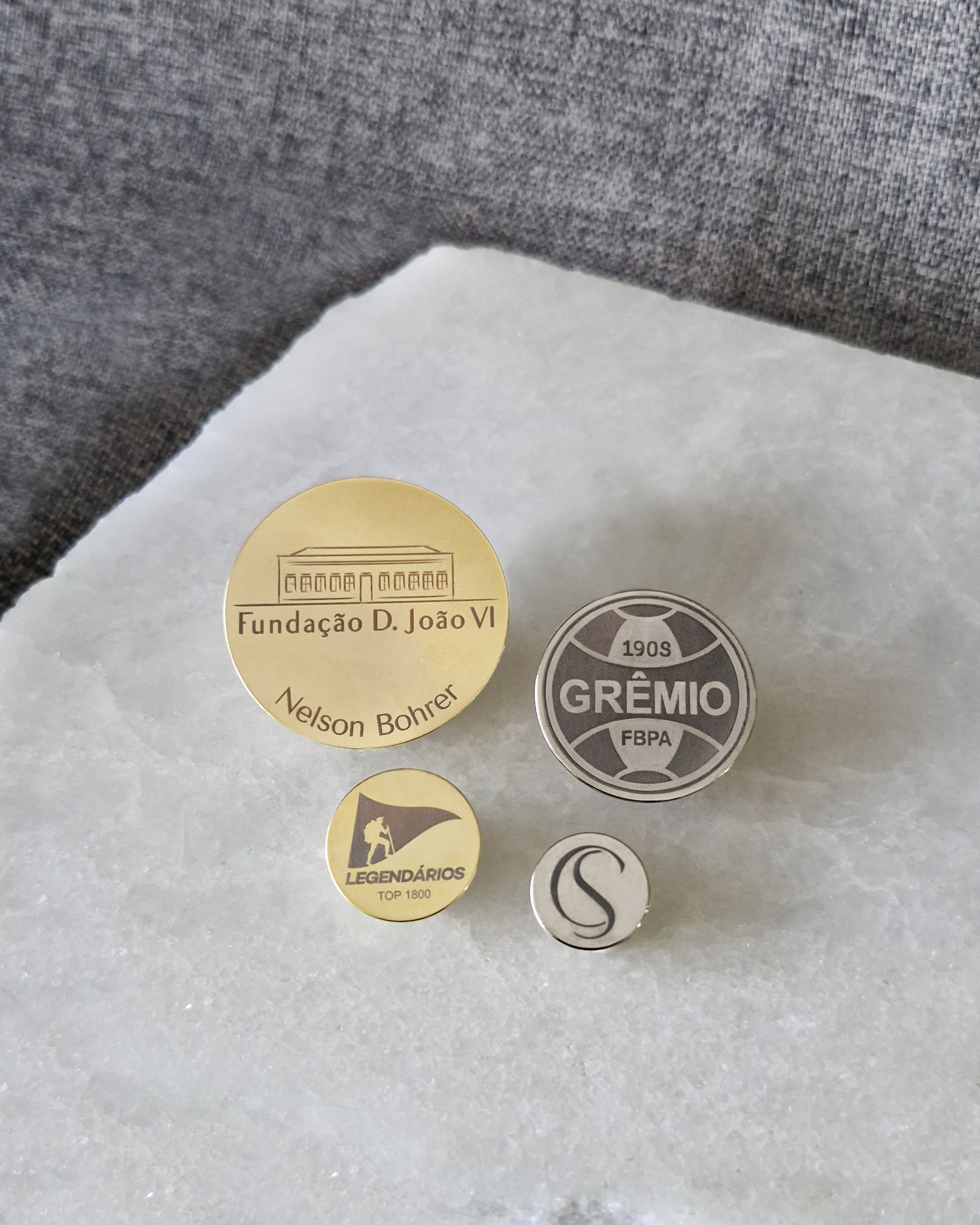 - todos juntos (3) Broche Personalizado com gravação à laser - à partir de 25 unidades - Imagem 1
