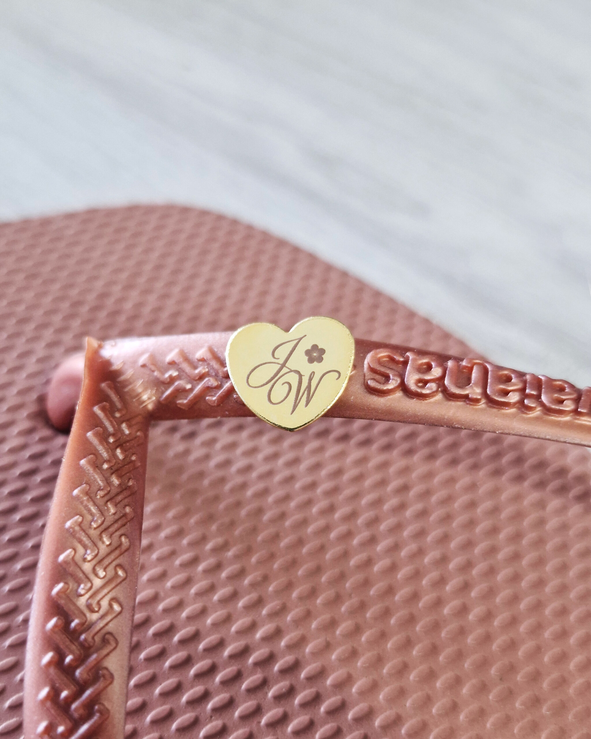 coração - dourado Pin de chinelo Coração 1,5 x 1,4 cm - Linha Laser - Imagem 1
